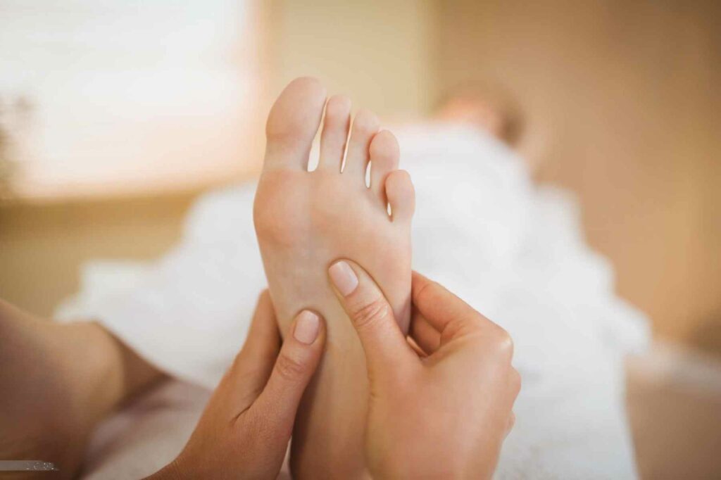 Massage des pieds ou réflexologie plantaire permet la détente musculaire et physique