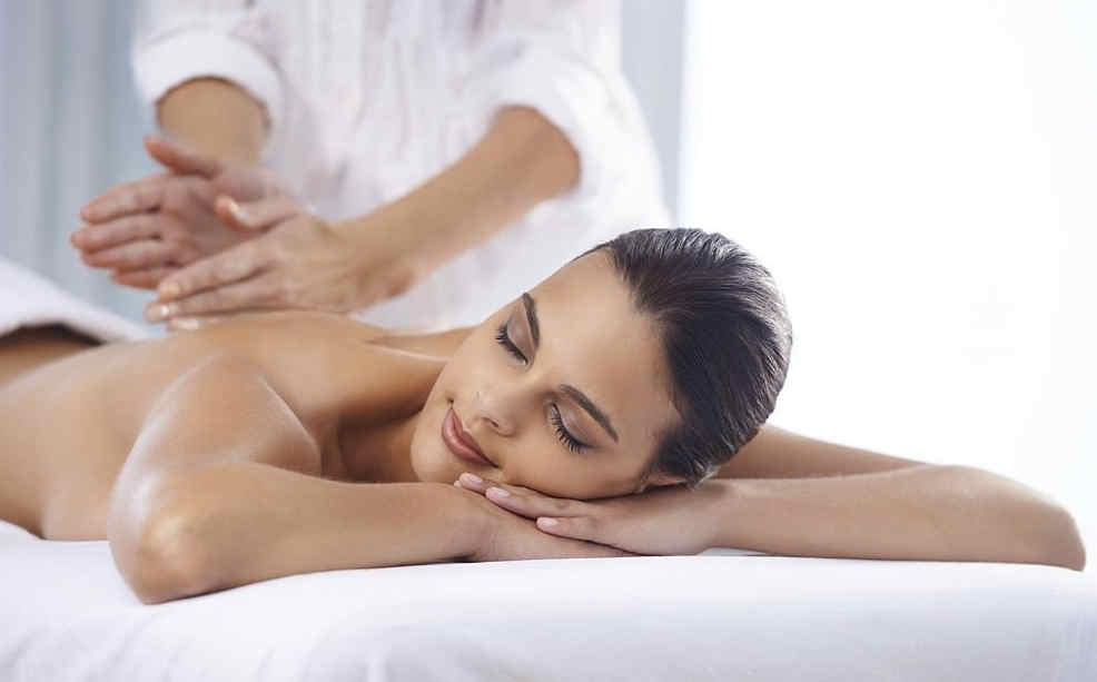 femme qui se fait masser avec un massage lomi-lomi
