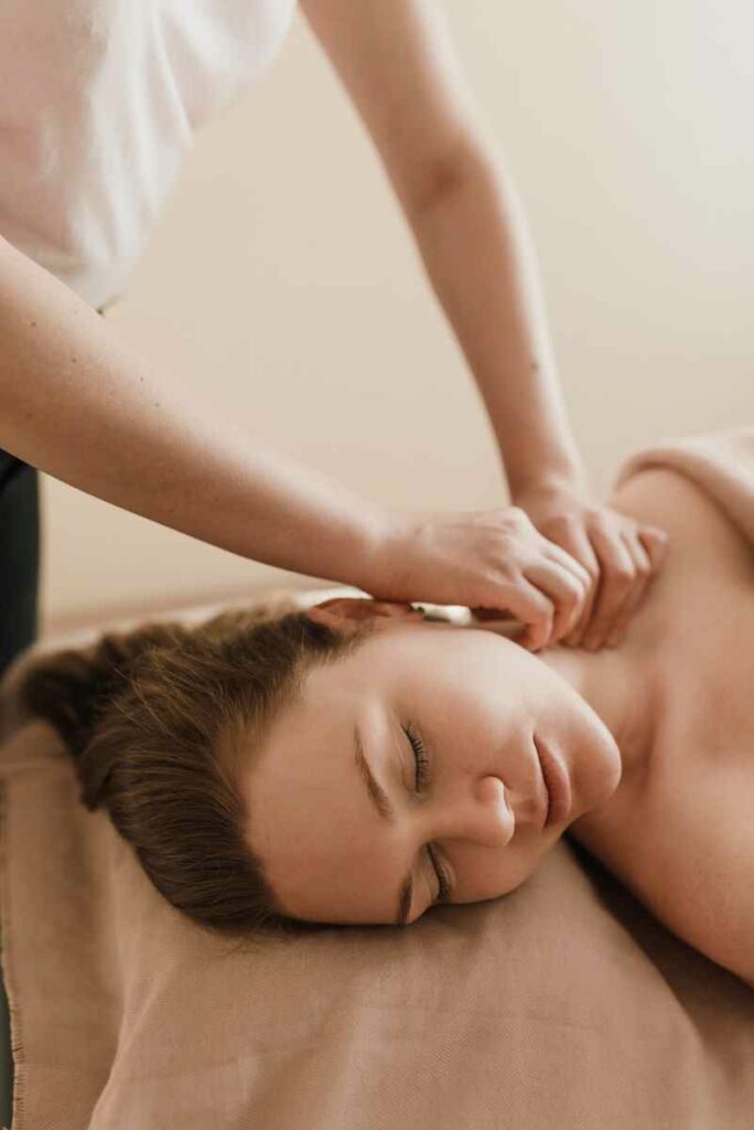 massage californien du cou pour calmer les douleurs de l'esprit