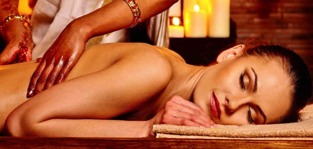 Le massage ayurvedique est un massage venant d'Inde il détoxifie et relache les tensions nerveuses.