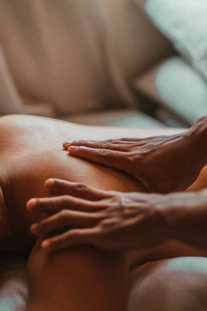 massage sur une femme des 3 énergies vata pitta et kapha