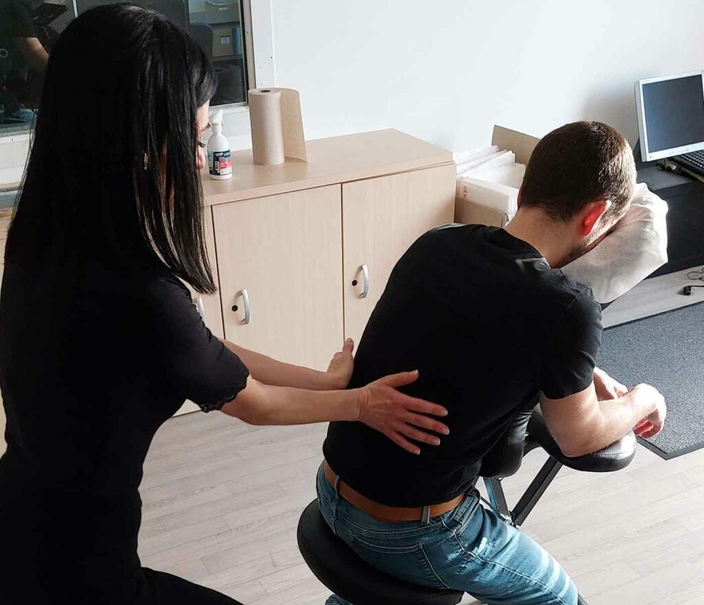 professionnelle avec chaise de massage appuie pour les énergies vitales
