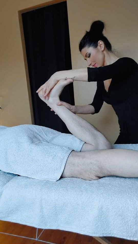 Massothérapeute pratiquant des étirements lors d'un massage en spa à Mulsanne