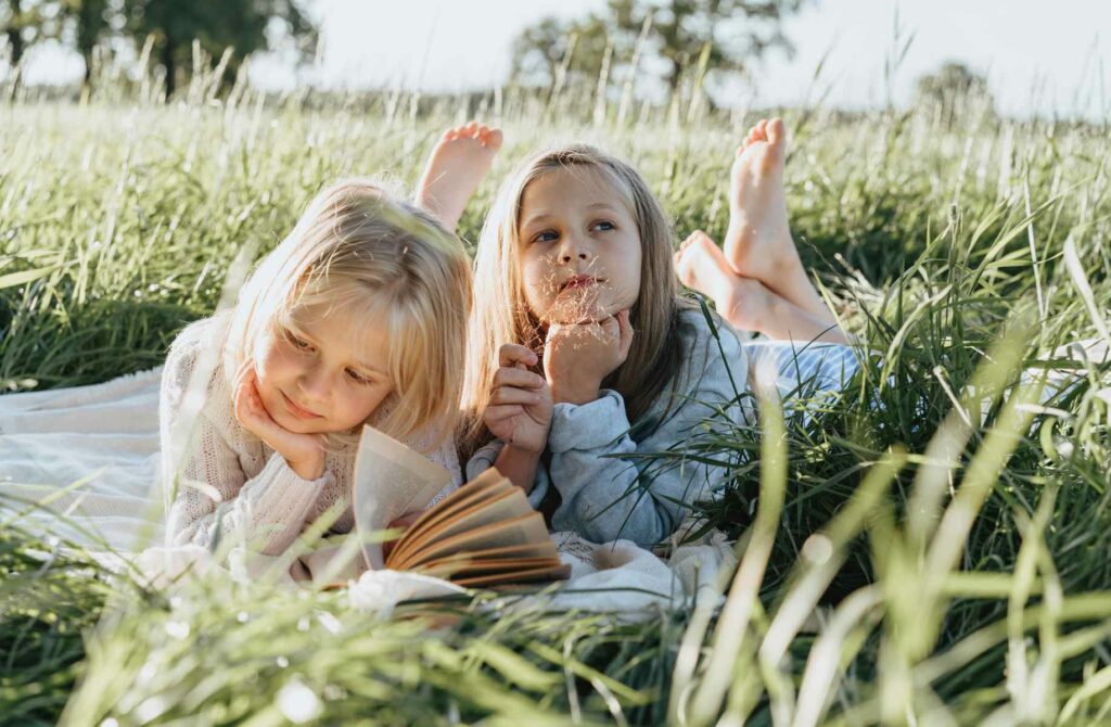 2 filles dans l'herbe vertes calmes et tranquilles après un massage chez Accent Massage à Mulsanne