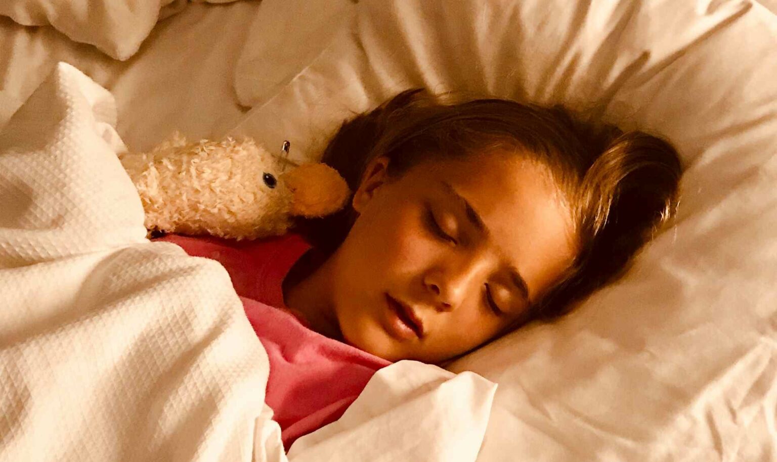 Jeune fille calme endormie dans un lit après un massage relaxant