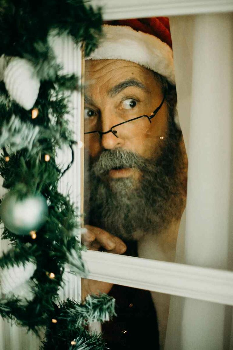 Père noel surpris regardant par la fenêtre et attendant les chèques cadeaux de Accent massage