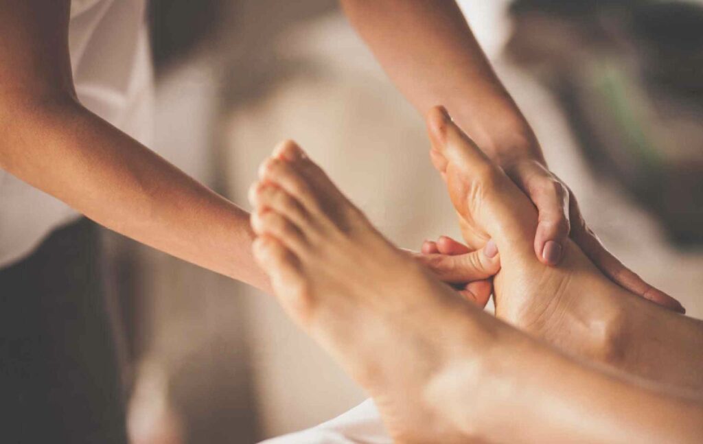 Pincement des pieds lors d'une séance de massage à Mulsanne