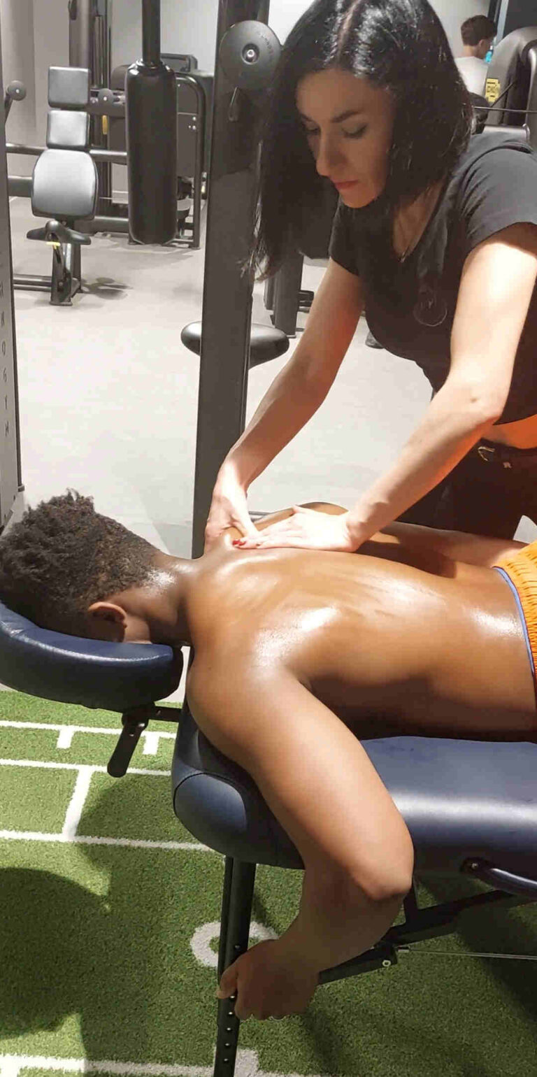 Massage de récupération sportive ciblé sur la jambe et le mollet, idéal pour détendre les muscles après l’effort et favoriser une meilleure récupération.