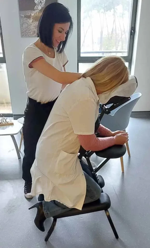 Prestation de massage Amma assis en entreprise au Mans par la praticienne d'Accent Massage