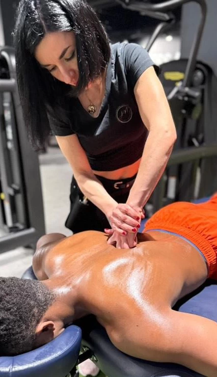 Praticienne Accent Massage effectuant un massage sportif de récupération musculaire sur un athlète au Mans.