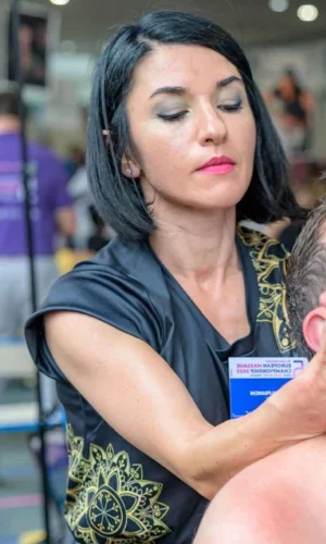 Praticienne d'Accent Massage lors de sa démonstration au Championnat Européen de Massage 2025, catégorie Wellness.