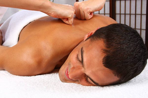 Massage après une séance de musculation permet de récupérer plus vite