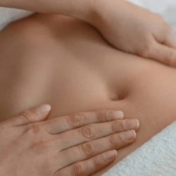 oin bien-être par effleurage du ventre pour favoriser la digestion et la libération émotionnelle