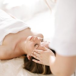 Massage bien-être du visage et des tempes pour l'apaisement mental et la clarté