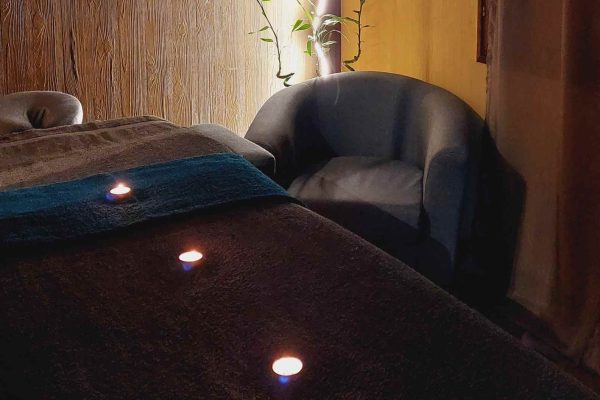 Présentation cabinet et spa de massage à Mulsanne. Table de massage avec bougies allumées